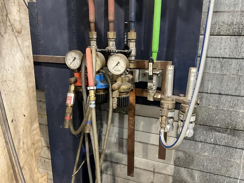 Pressure-reducing valve station (14x)