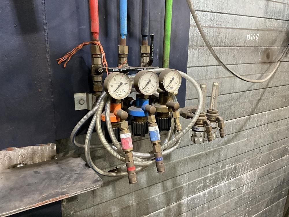 Pressure-reducing valve station (14x)