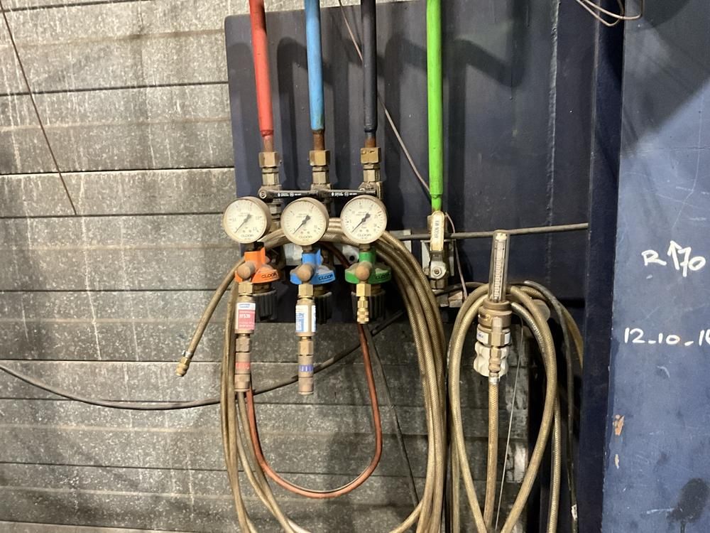 Pressure-reducing valve station (14x)