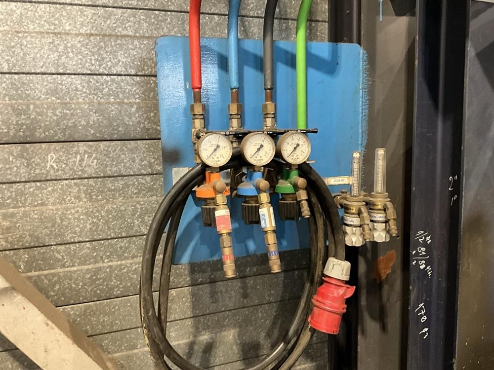 Pressure-reducing valve station (14x)