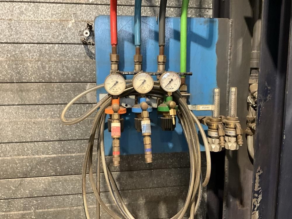 Pressure-reducing valve station (14x)