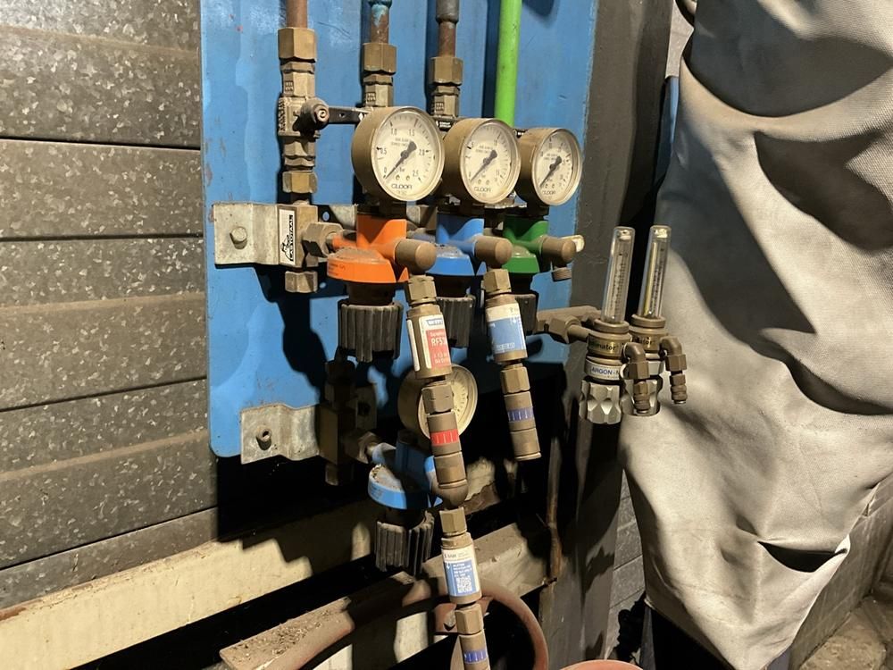 Pressure-reducing valve station (14x)