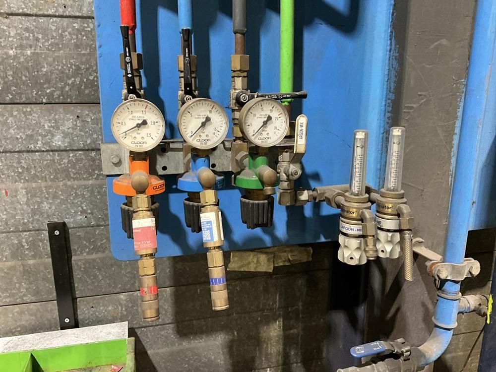 Pressure-reducing valve station (14x)