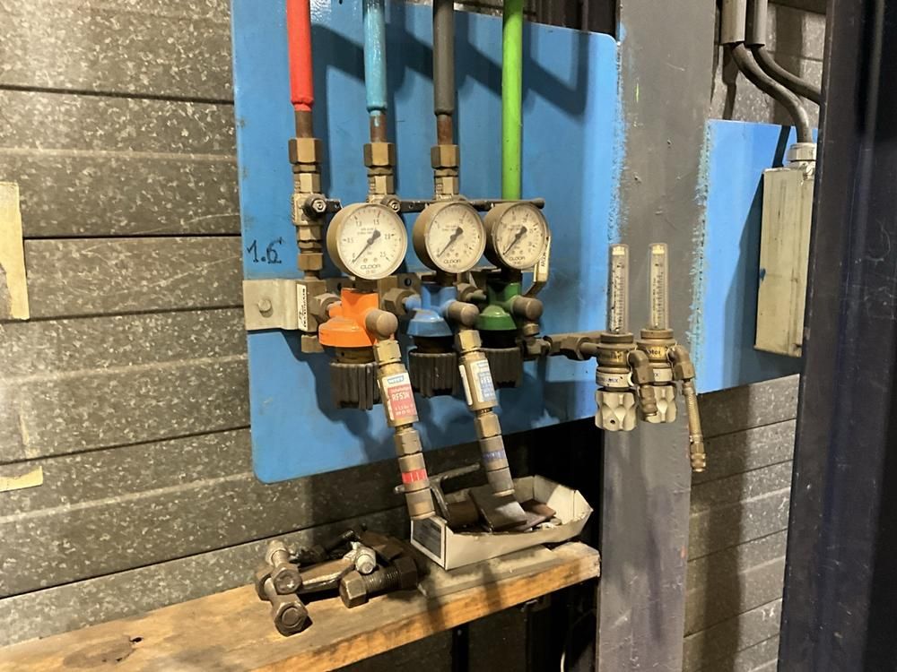 Pressure-reducing valve station (14x)