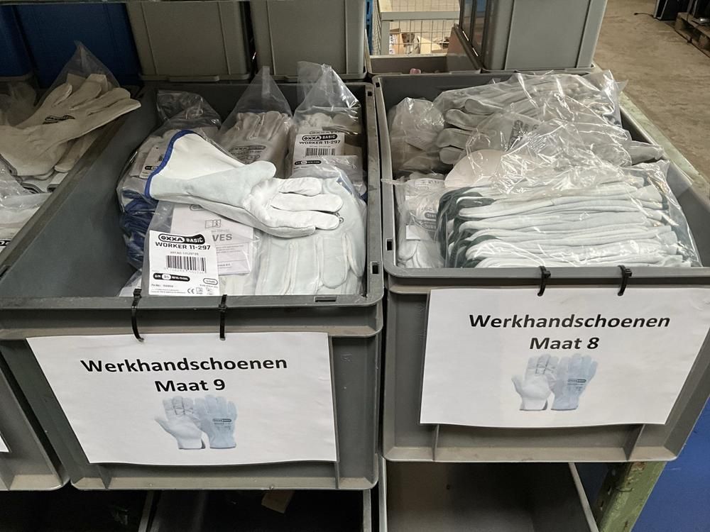 Batch of work gloves