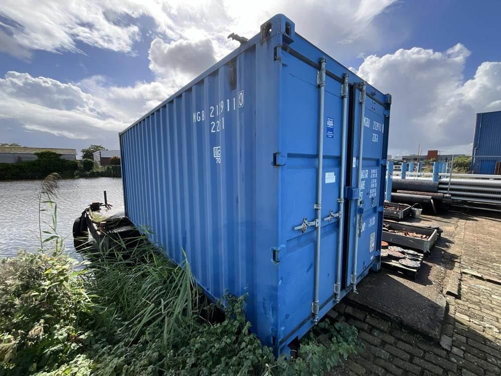 Workshop container (with contents)
