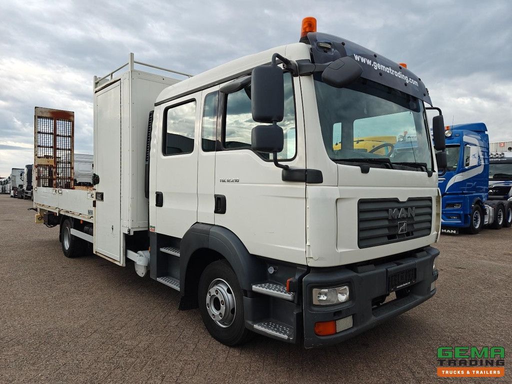 MAN TGL 12.210 4x2 Double Cab (6 persons) Euro4 - Open Load Bed + Hydraulic Ramp - Manual Transmission - Towbar