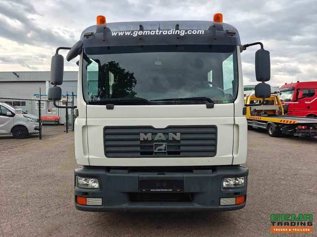 MAN TGL 12.210 4x2 Double Cab (6 persons) Euro4 - Open Load Bed + Hydraulic Ramp - Manual Transmission - Towbar
