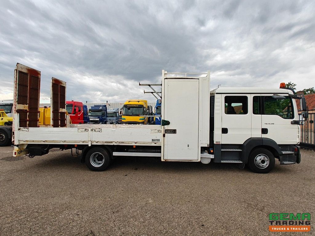 MAN TGL 12.210 4x2 Double Cab (6 persons) Euro4 - Open Load Bed + Hydraulic Ramp - Manual Transmission - Towbar
