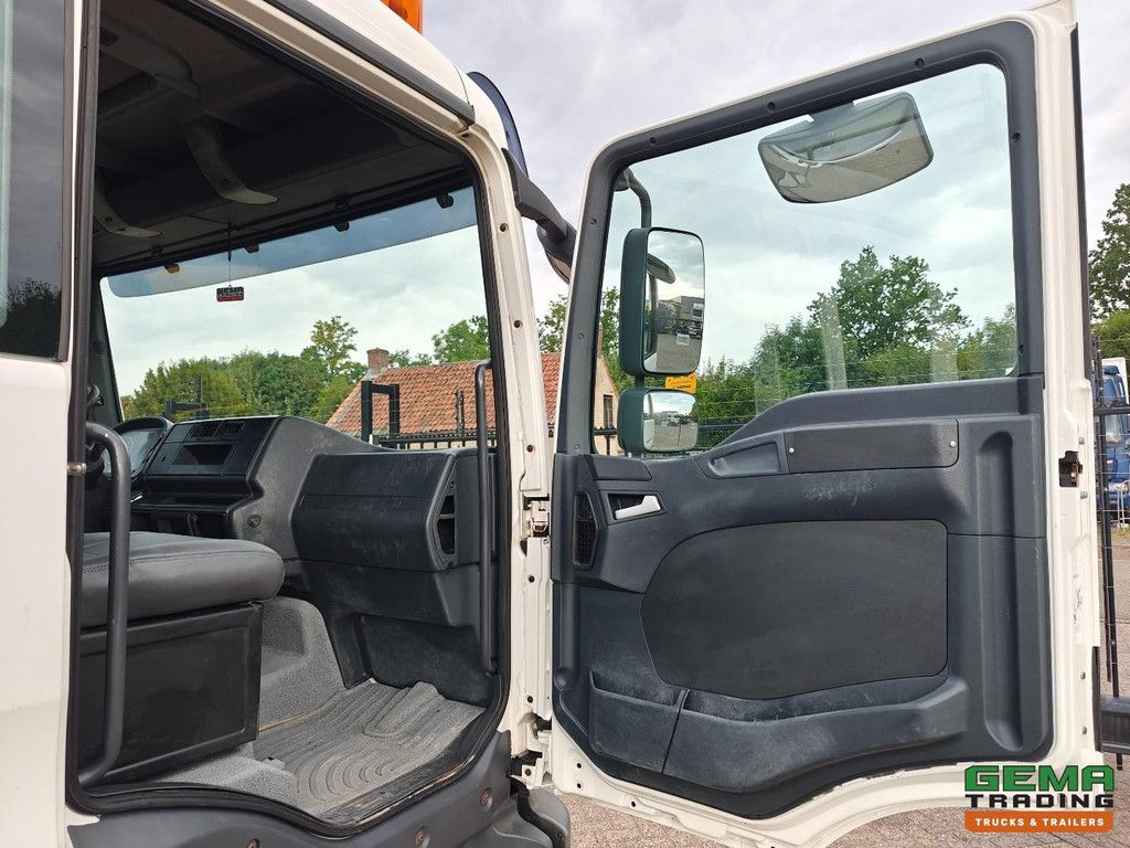 MAN TGL 12.210 4x2 Double Cab (6 persons) Euro4 - Open Load Bed + Hydraulic Ramp - Manual Transmission - Towbar