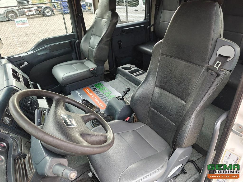 MAN TGL 12.210 4x2 Double Cab (6 persons) Euro4 - Open Load Bed + Hydraulic Ramp - Manual Transmission - Towbar