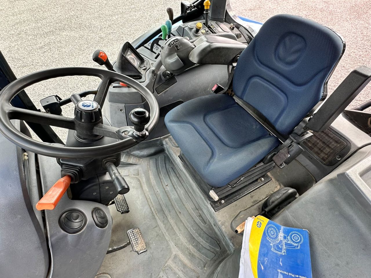 TE KOOP: zeer nette NEW HOLLAND T6020