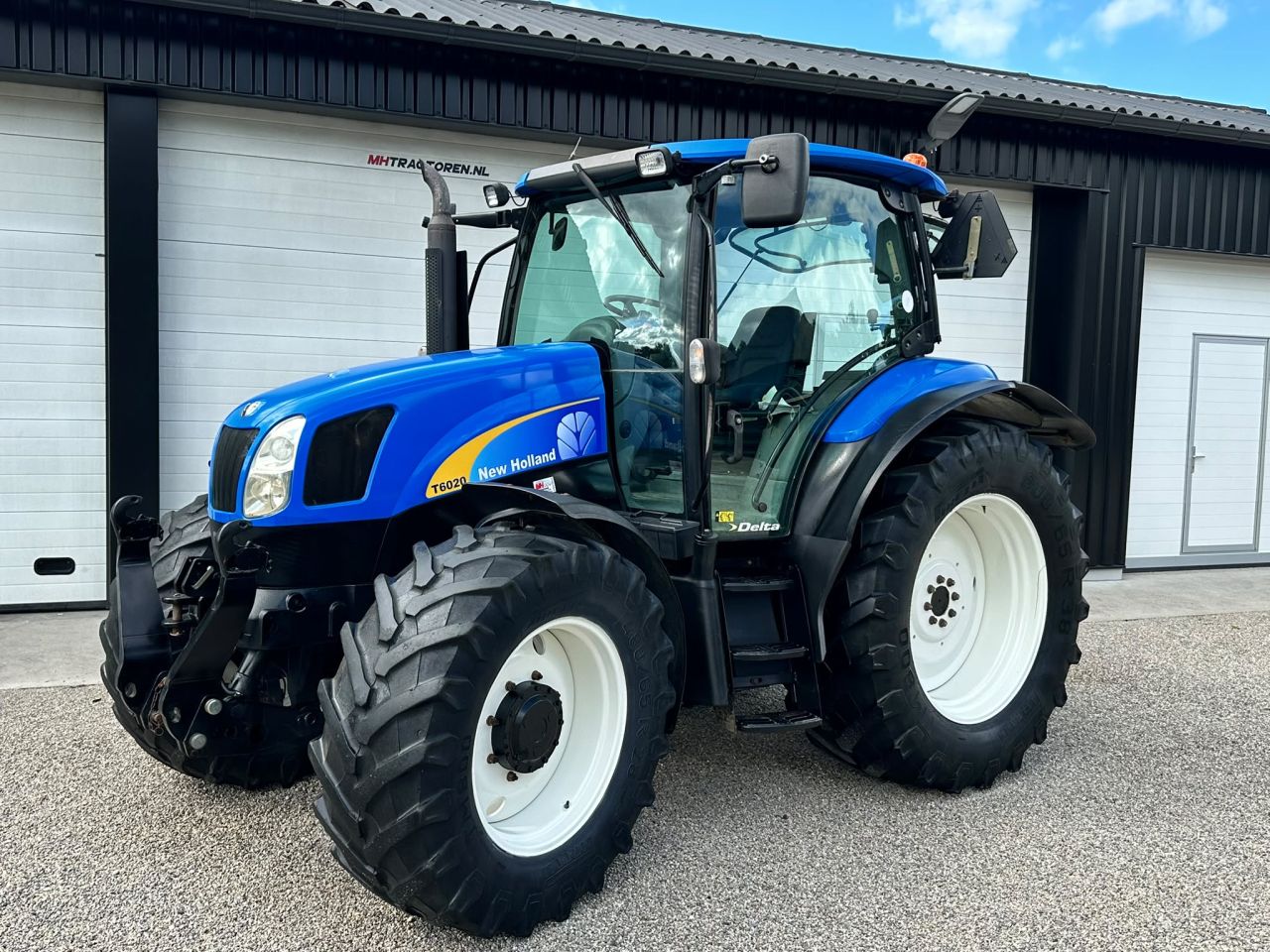 TE KOOP: zeer nette NEW HOLLAND T6020