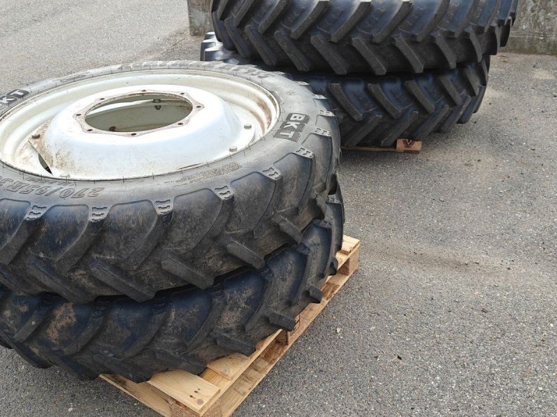 380/90R46 270/95R36 XXX New Holland T7.170