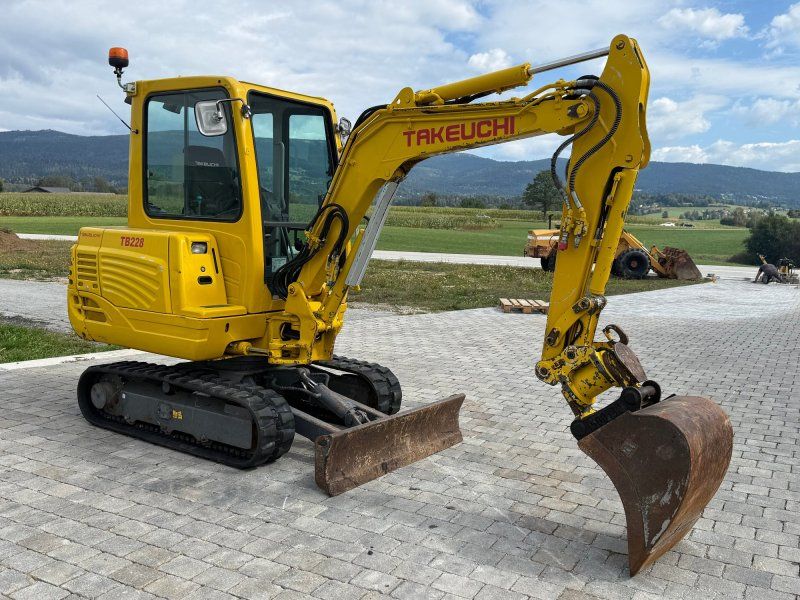 Takeuchi TB 228