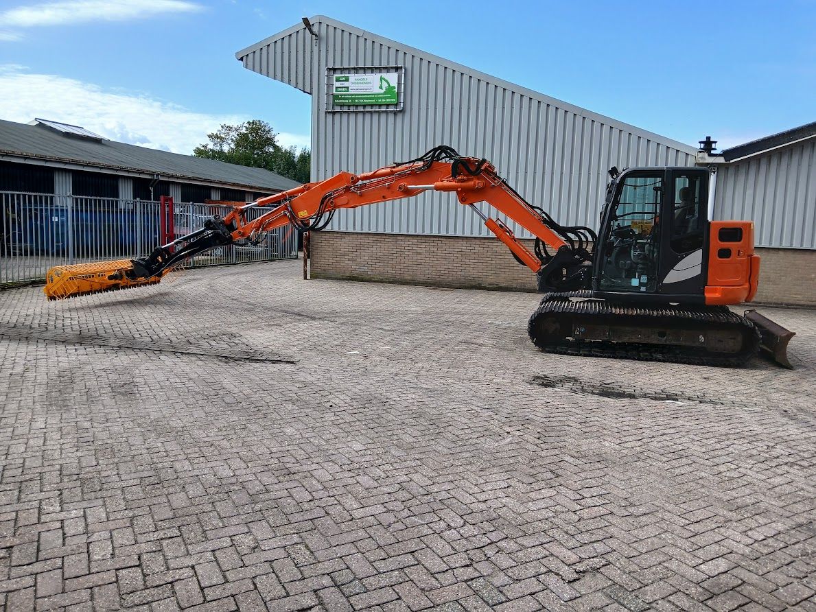 Hitachi ZX85USB-5A met verlenggiek en herder maaikorf