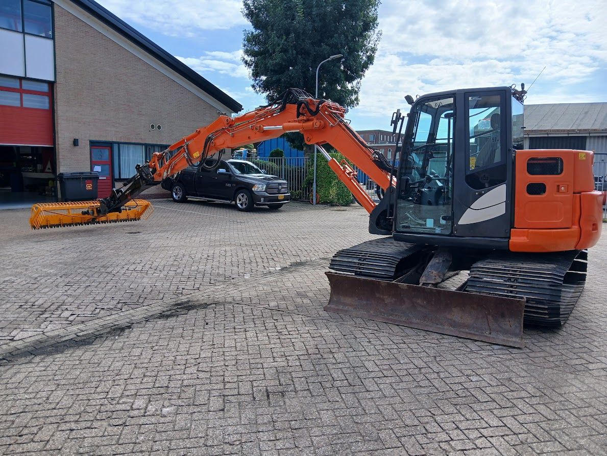 Hitachi ZX85USB-5A met verlenggiek en herder maaikorf