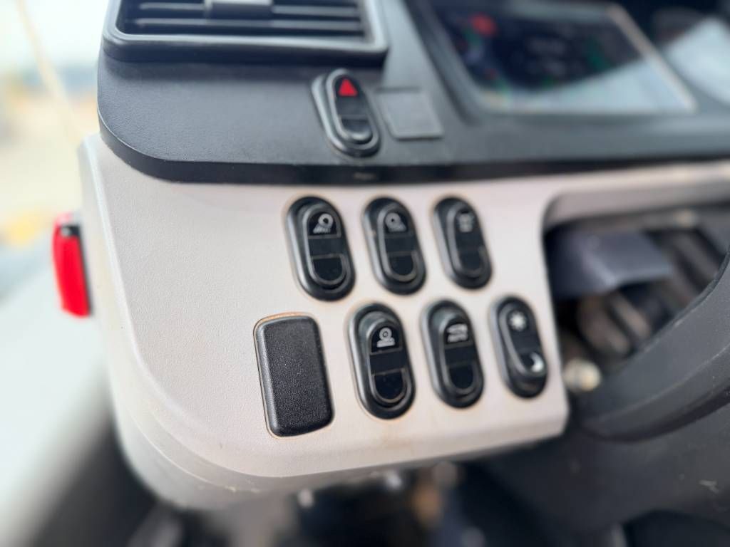 Komatsu WA470-8 - Joystick Steering
