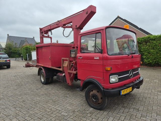 Mercedes LP 608 met hoogwerker