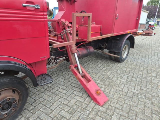 Mercedes LP 608 met hoogwerker