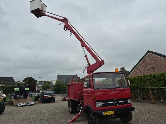 Mercedes LP 608 met hoogwerker
