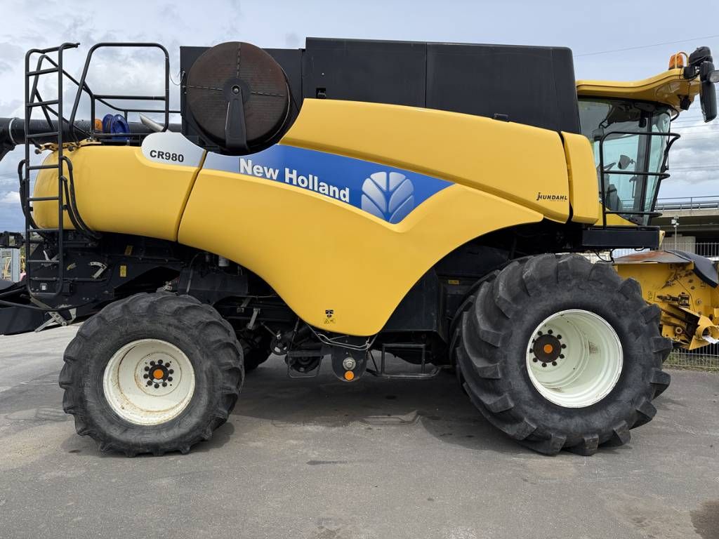 New Holland Combine CR 980