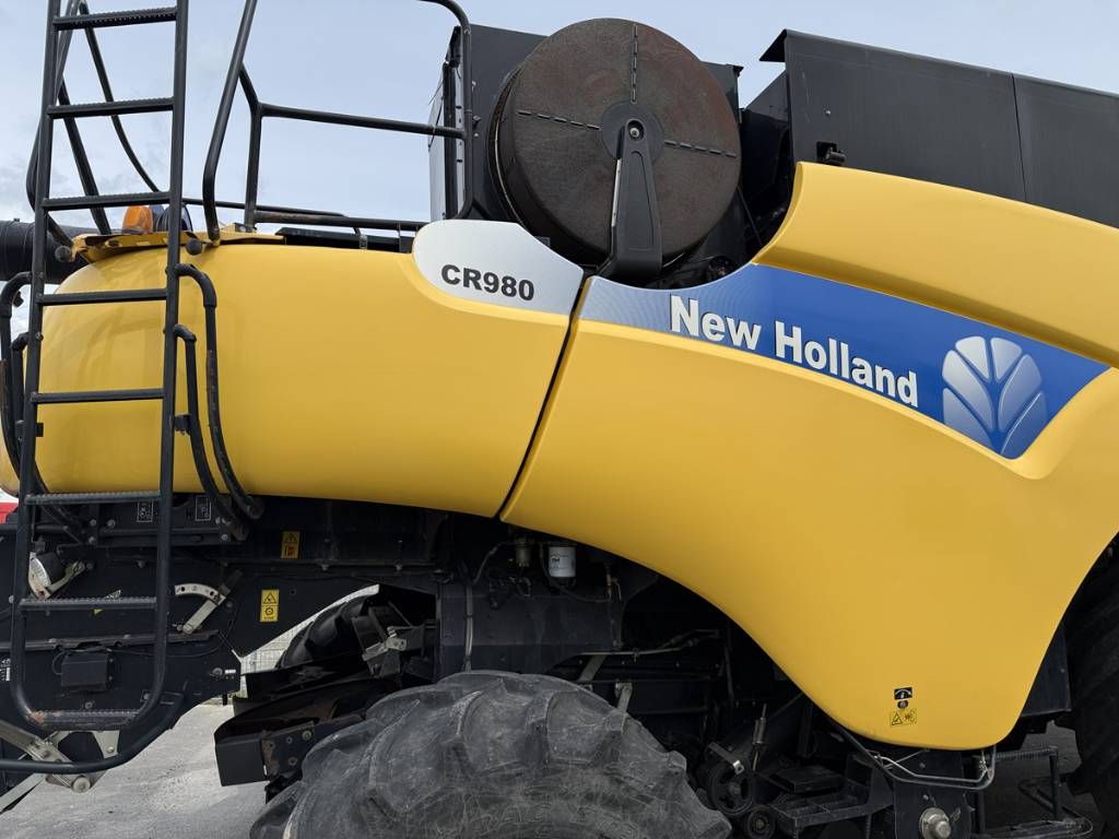 New Holland Combine CR 980