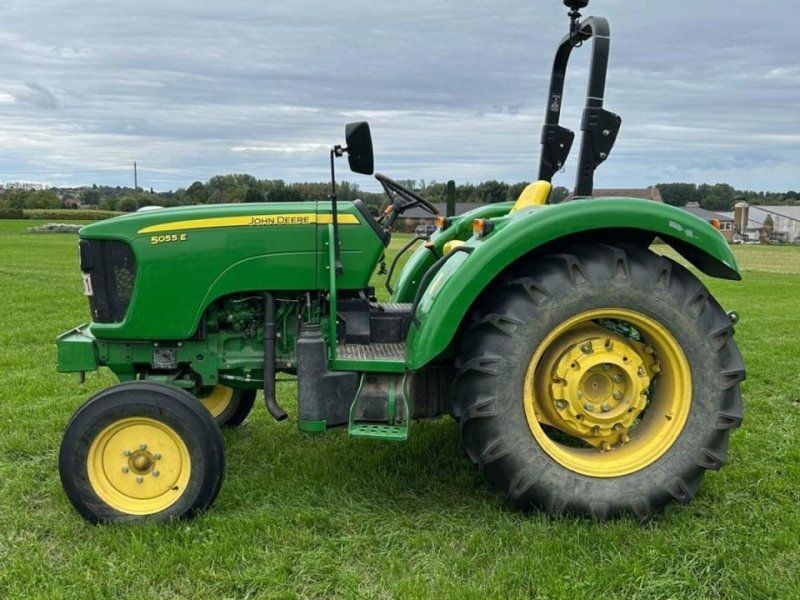 John Deere 5055E