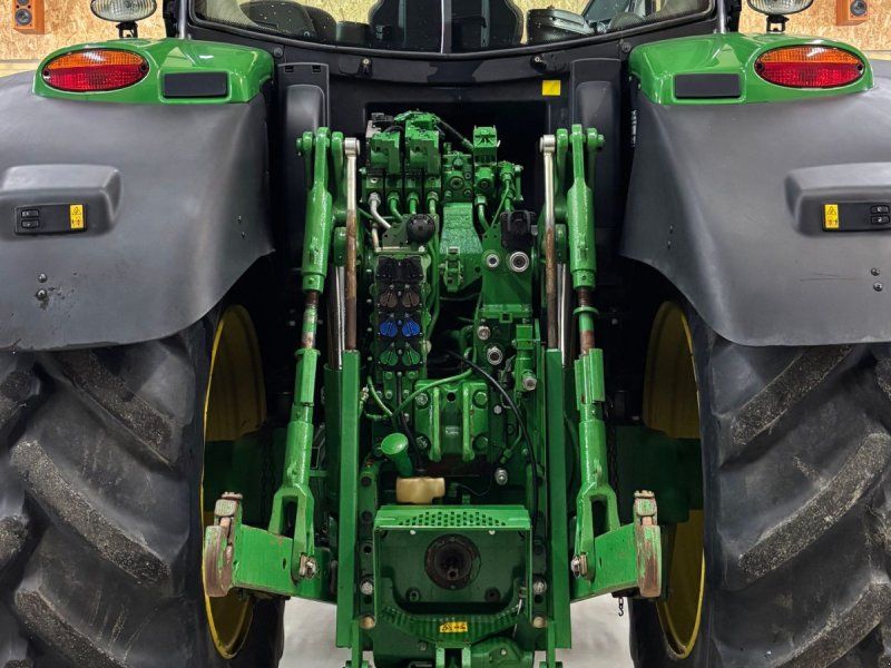 John Deere 6215R