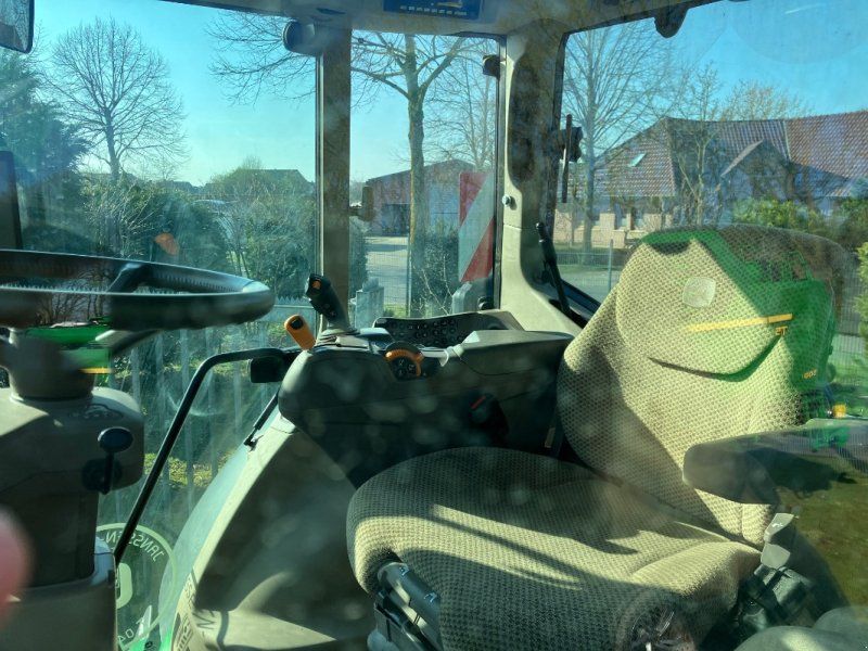 John Deere 6M 200