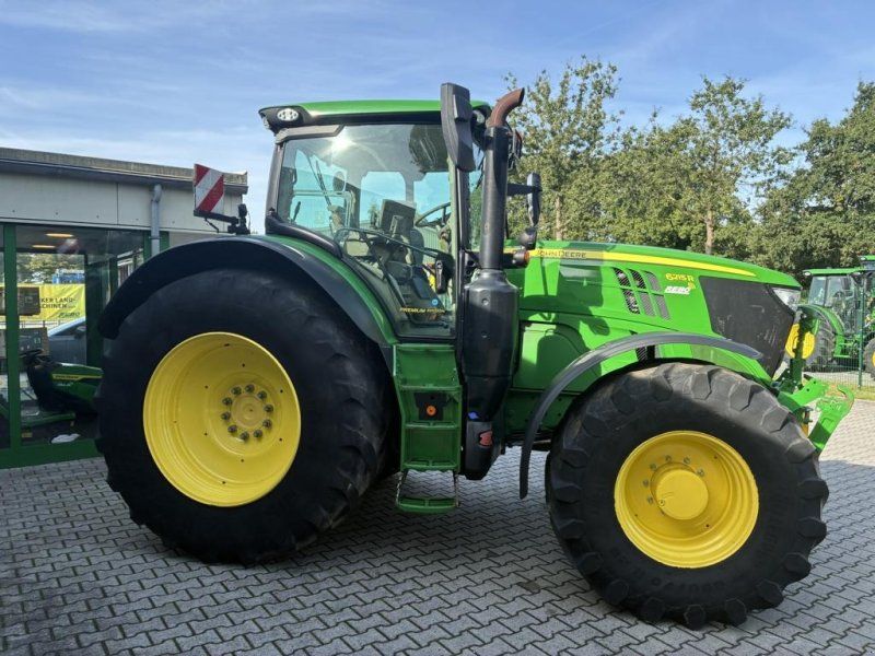 John Deere 6215R
