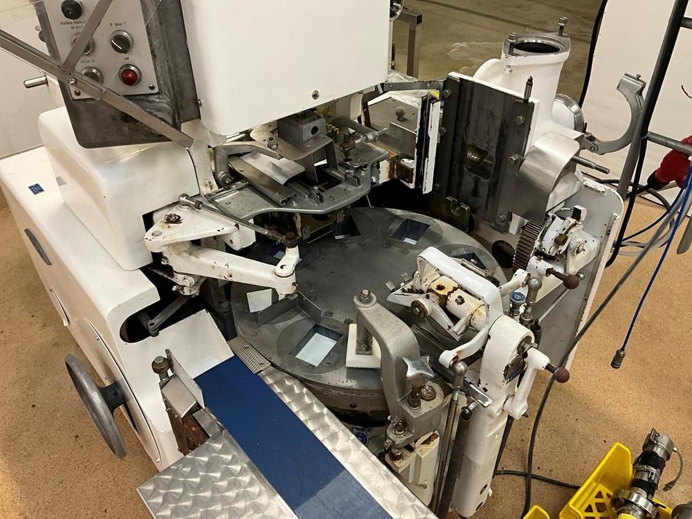 1974 Benhil 8380 Butter packaging machine
