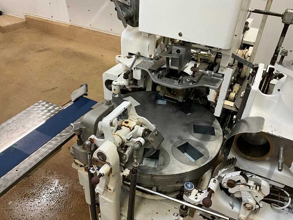1974 Benhil 8380 Butter packaging machine