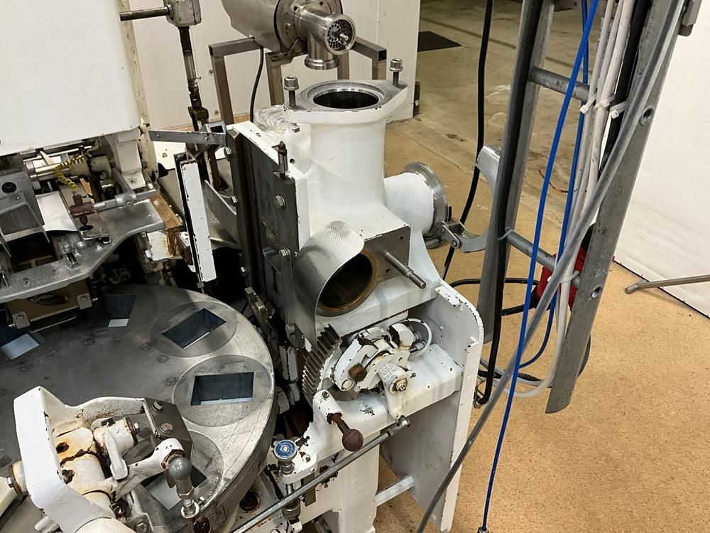 1974 Benhil 8380 Butter packaging machine