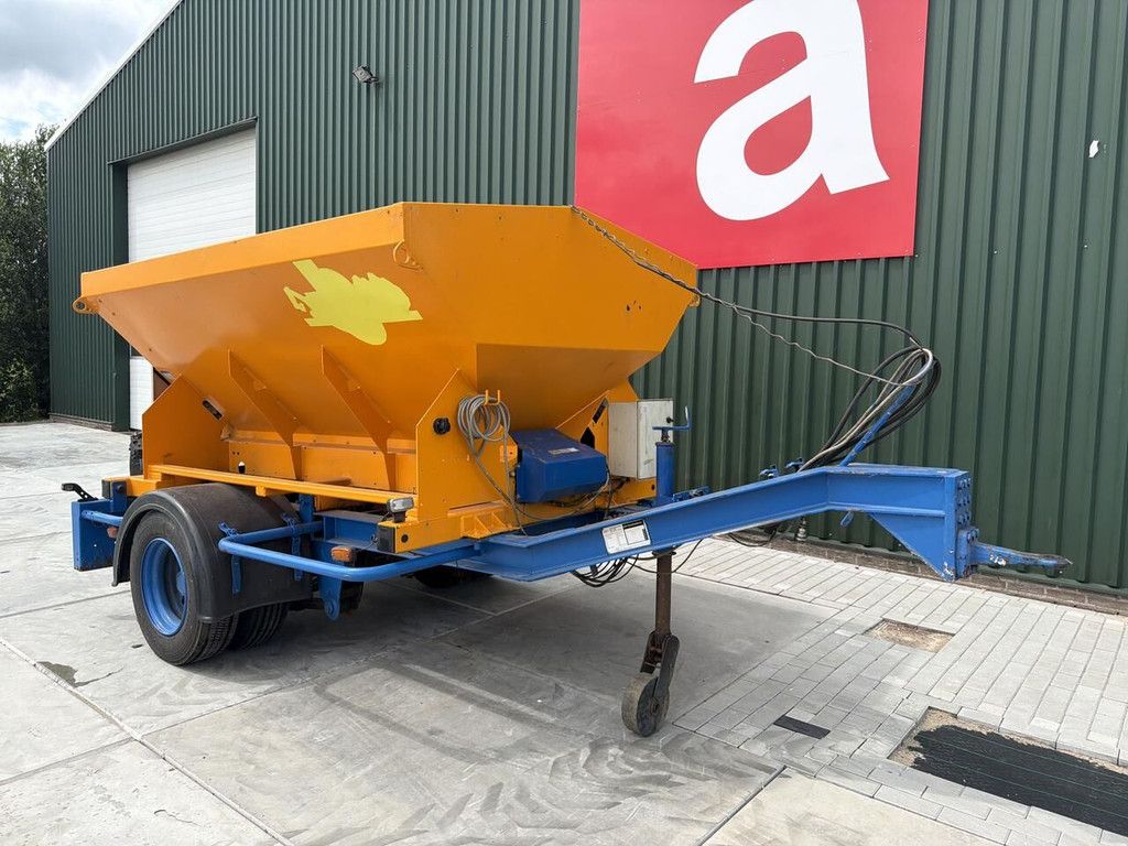 Esve Trailerfabriek BV trailed gritter