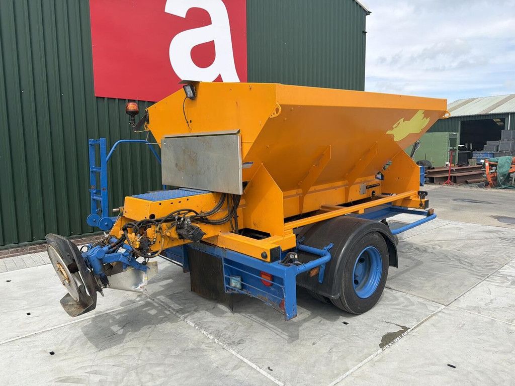 Esve Trailerfabriek BV trailed gritter