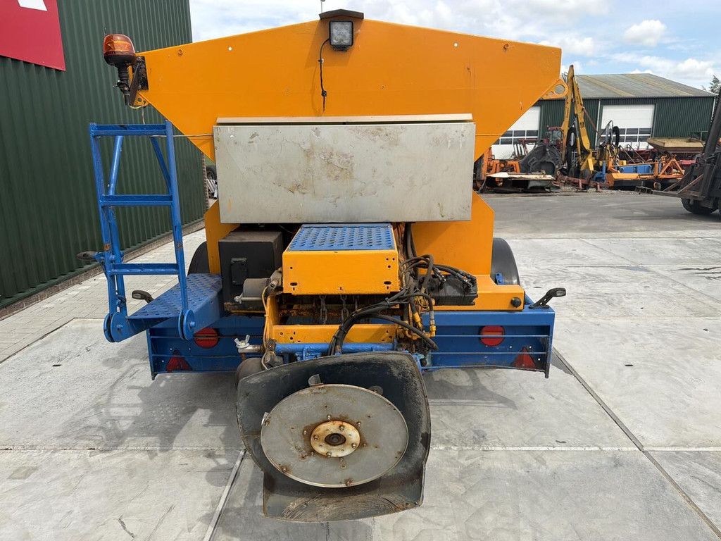 Esve Trailerfabriek BV trailed gritter