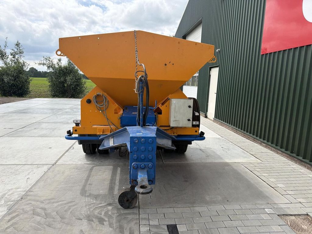 Esve Trailerfabriek BV trailed gritter
