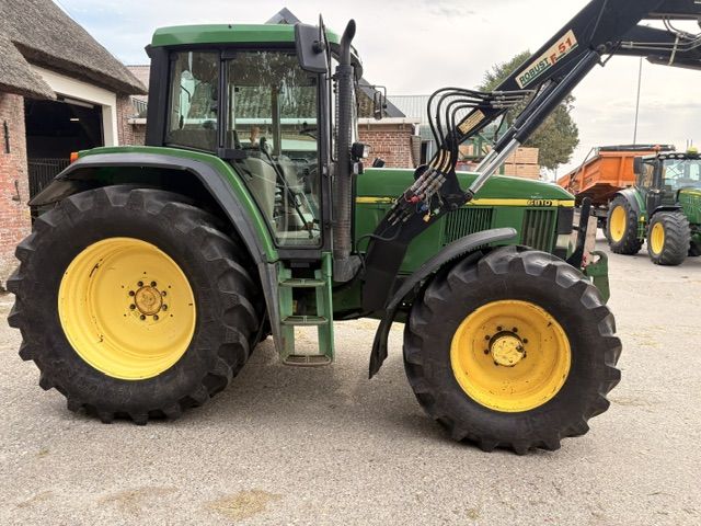 John deere 6810