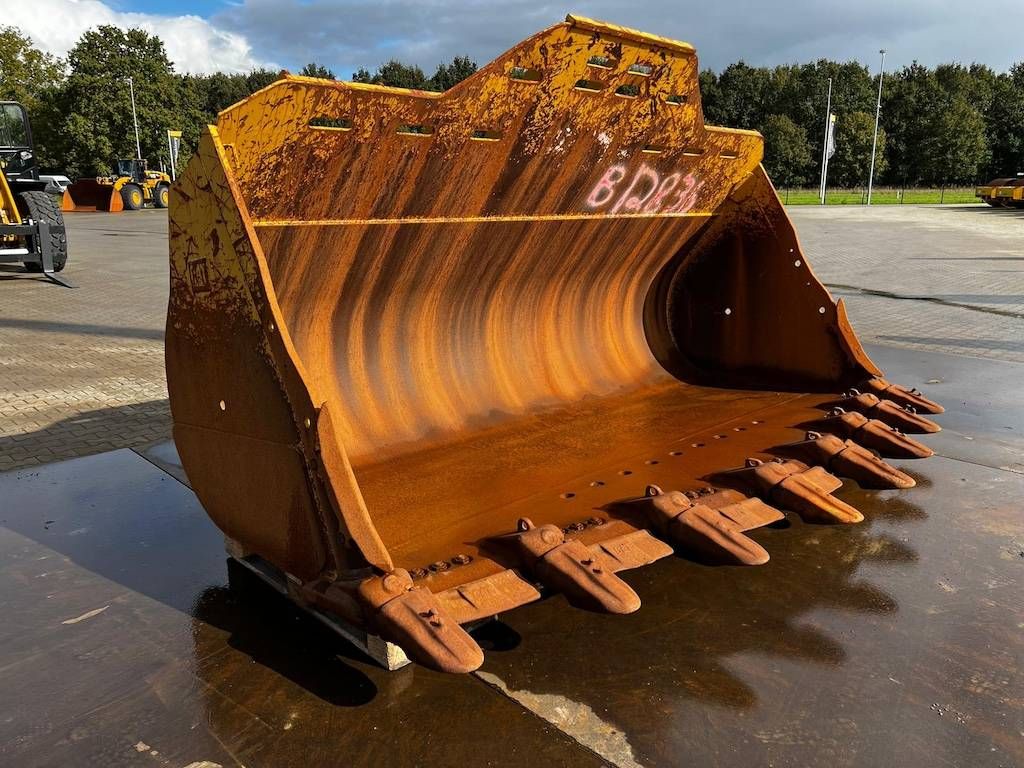 CAT 988H Rockbucket