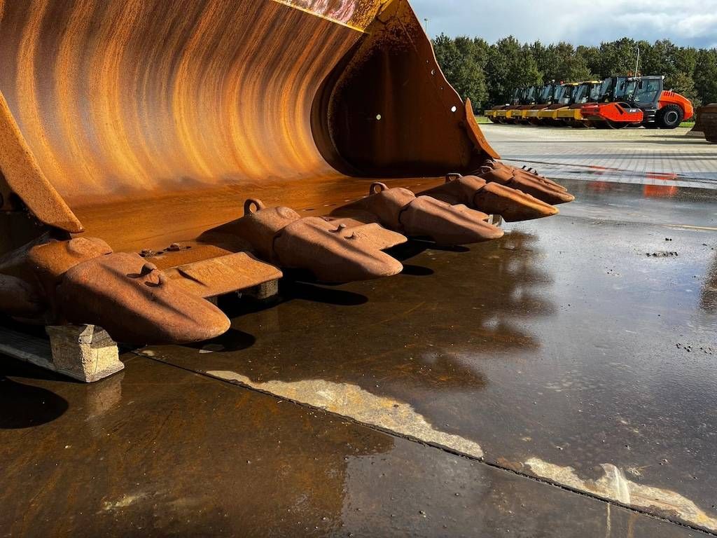 CAT 988H Rockbucket