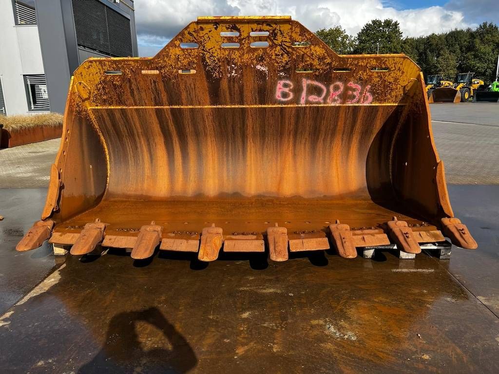 CAT 988H Rockbucket