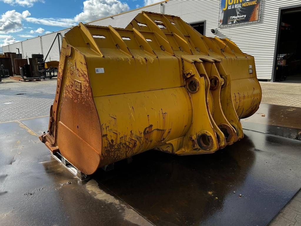 CAT 988H Rockbucket