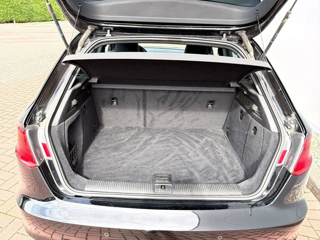 Passenger car Audi A3 Sportback 2.0 TDI Ambition S-line Diesel 150hp 2013 (Margin)