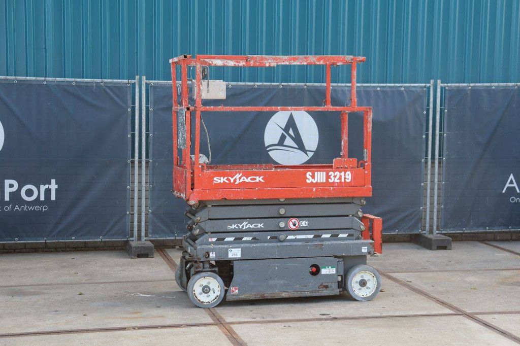 Skyjack SJ III 3219 Elektro-Scherenarbeitsbühne, 227 kg, 7,8 m, Baujahr 2017