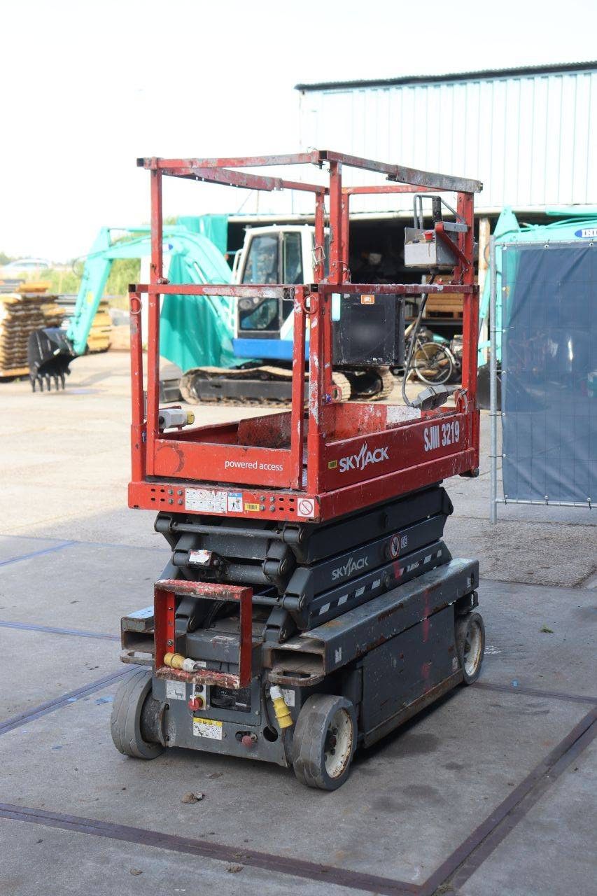 Skyjack SJ III 3219 Elektro-Scherenarbeitsbühne, 227 kg, 7,8 m, Baujahr 2017
