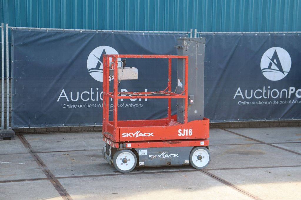 Skyjack SJ16 Electric Mast Lift 227kg 5.6m 2016