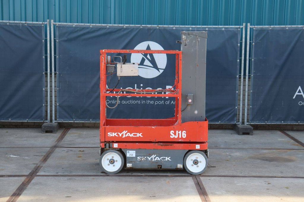 Skyjack SJ16 Electric Mast Lift 227kg 5.6m 2016