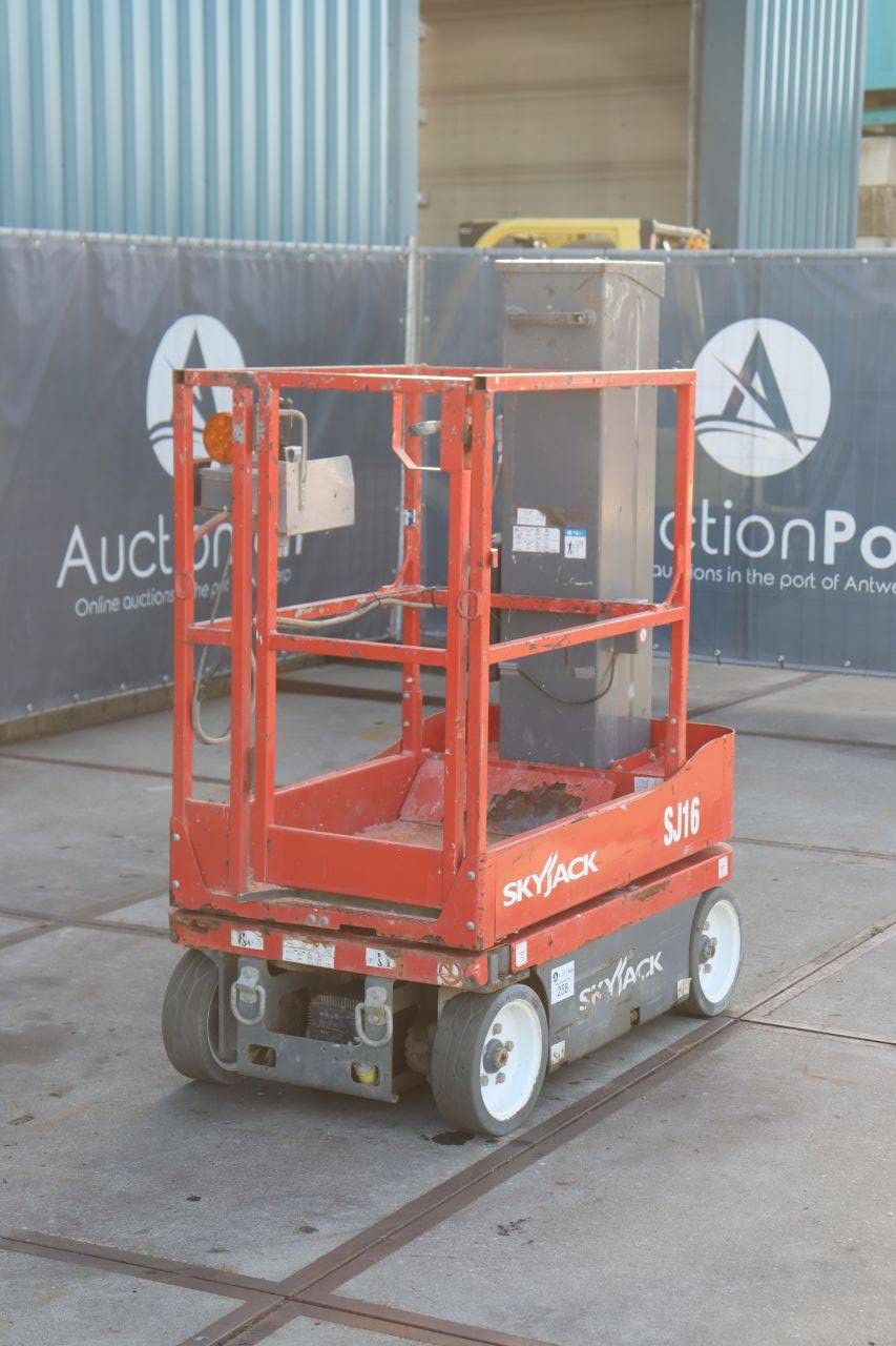 Skyjack SJ16 Electric Mast Lift 227kg 5.6m 2016