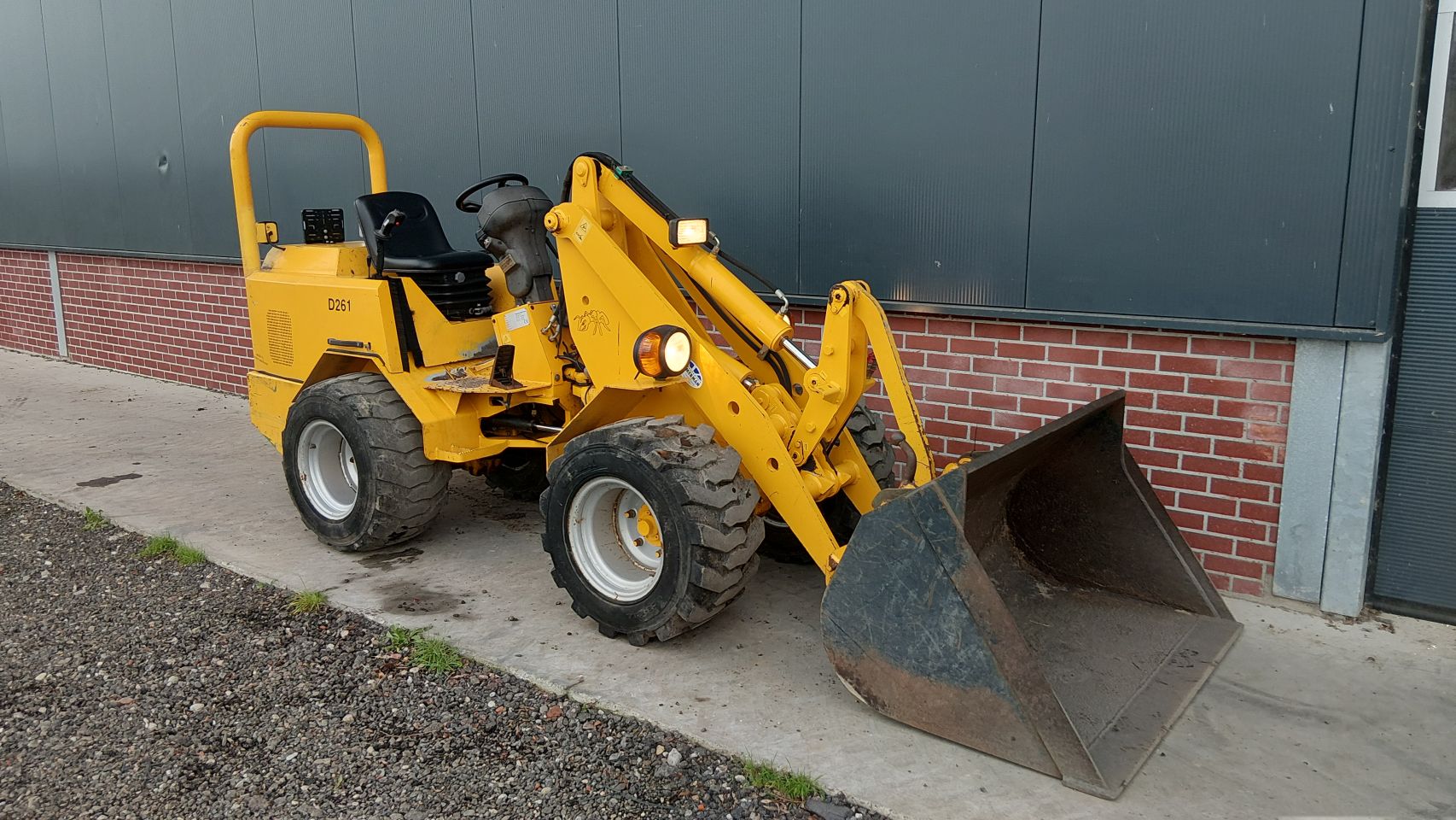 Goedwerkende Giant D261 shovel (bj2003)